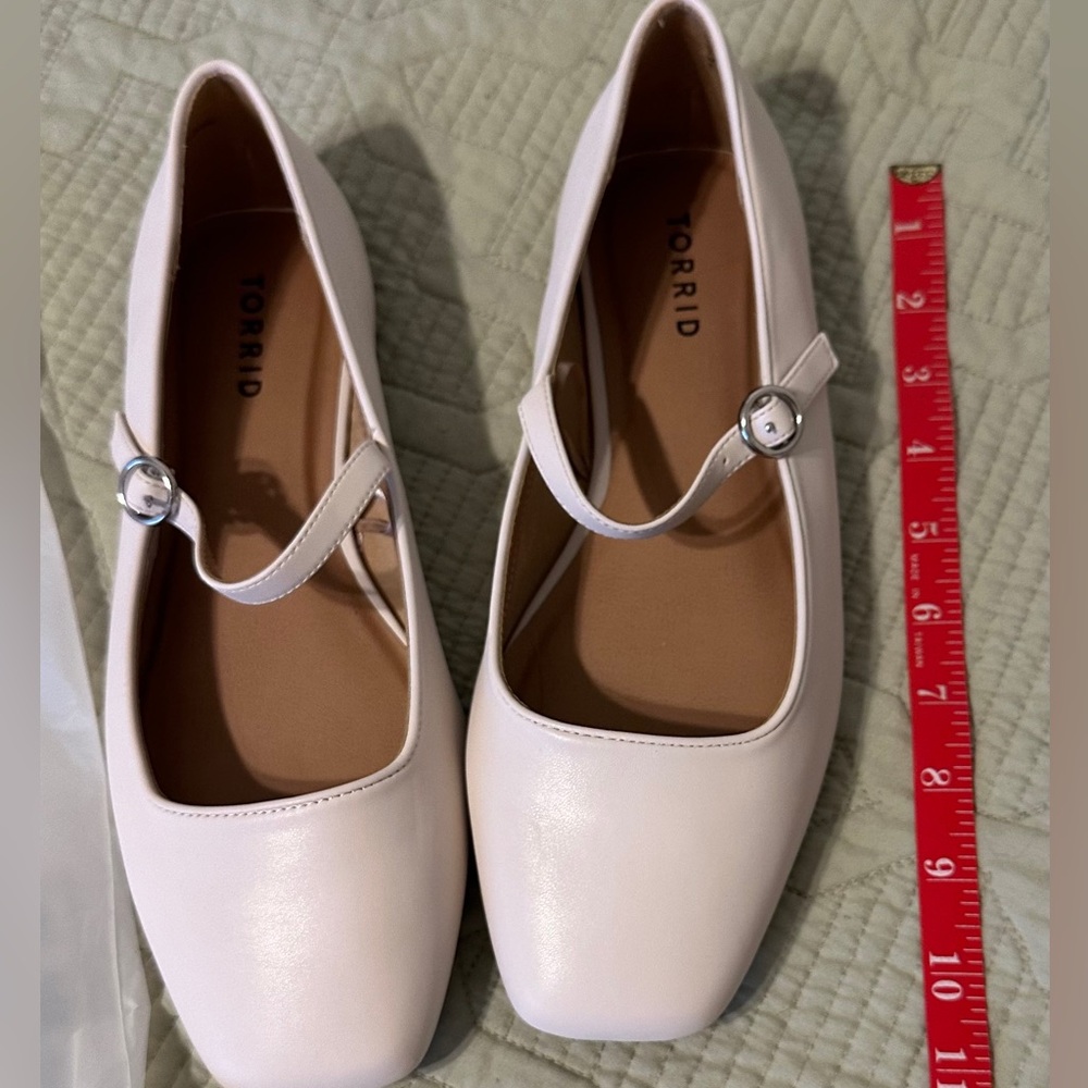 Cute Extra WIDE Torrid Flats